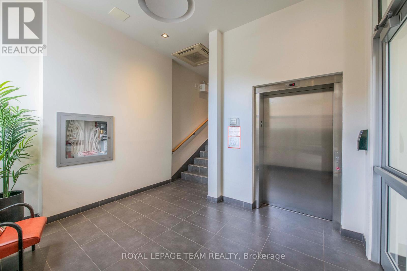 102 - 390 Booth Street, Ottawa, Ontario K1R 7K6 - Photo 3 - X12544494