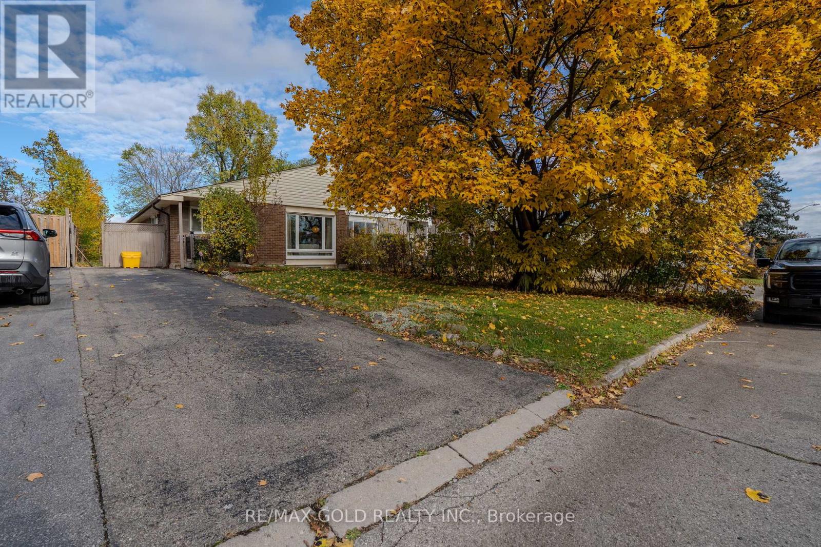 4 Deeside Crescent, Brampton, Ontario  L6T 3L7 - Photo 2 - W12544246
