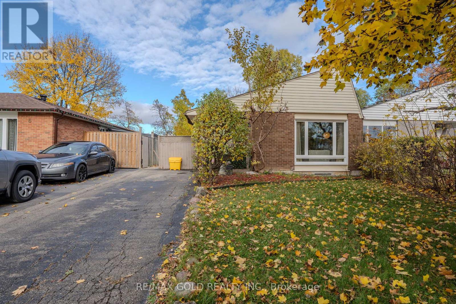 4 Deeside Crescent, Brampton, Ontario  L6T 3L7 - Photo 3 - W12544246