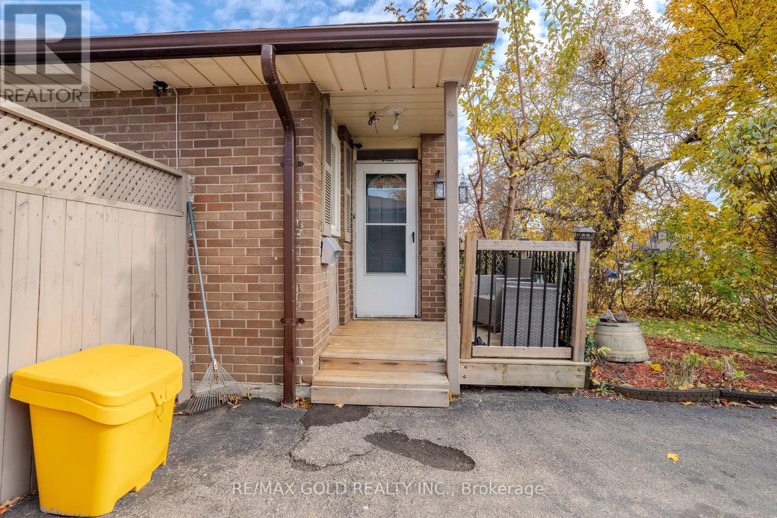 4 Deeside Crescent, Brampton, Ontario  L6T 3L7 - Photo 5 - W12544246
