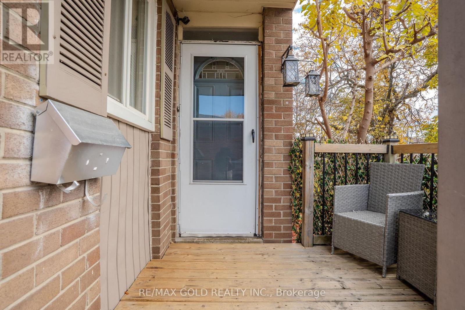 4 Deeside Crescent, Brampton, Ontario  L6T 3L7 - Photo 6 - W12544246