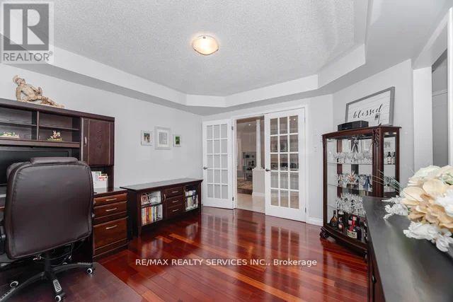 8 Barnes Court, Brampton, Ontario  L7A 1J1 - Photo 10 - W12544278