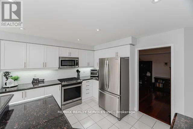 8 Barnes Court, Brampton, Ontario  L7A 1J1 - Photo 12 - W12544278