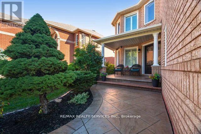 8 Barnes Court, Brampton, Ontario  L7A 1J1 - Photo 3 - W12544278