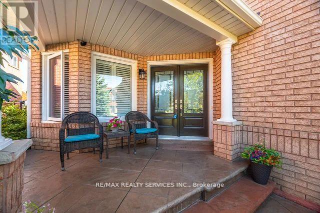 8 Barnes Court, Brampton, Ontario  L7A 1J1 - Photo 4 - W12544278