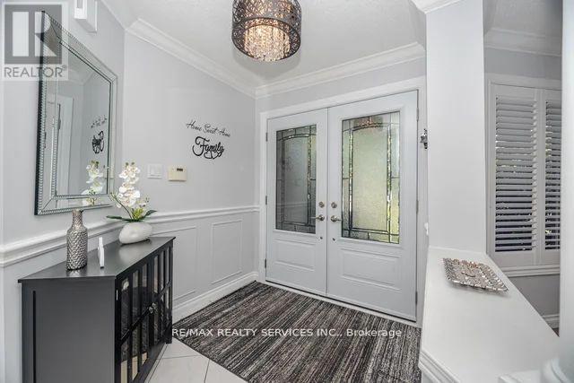 8 Barnes Court, Brampton, Ontario  L7A 1J1 - Photo 5 - W12544278