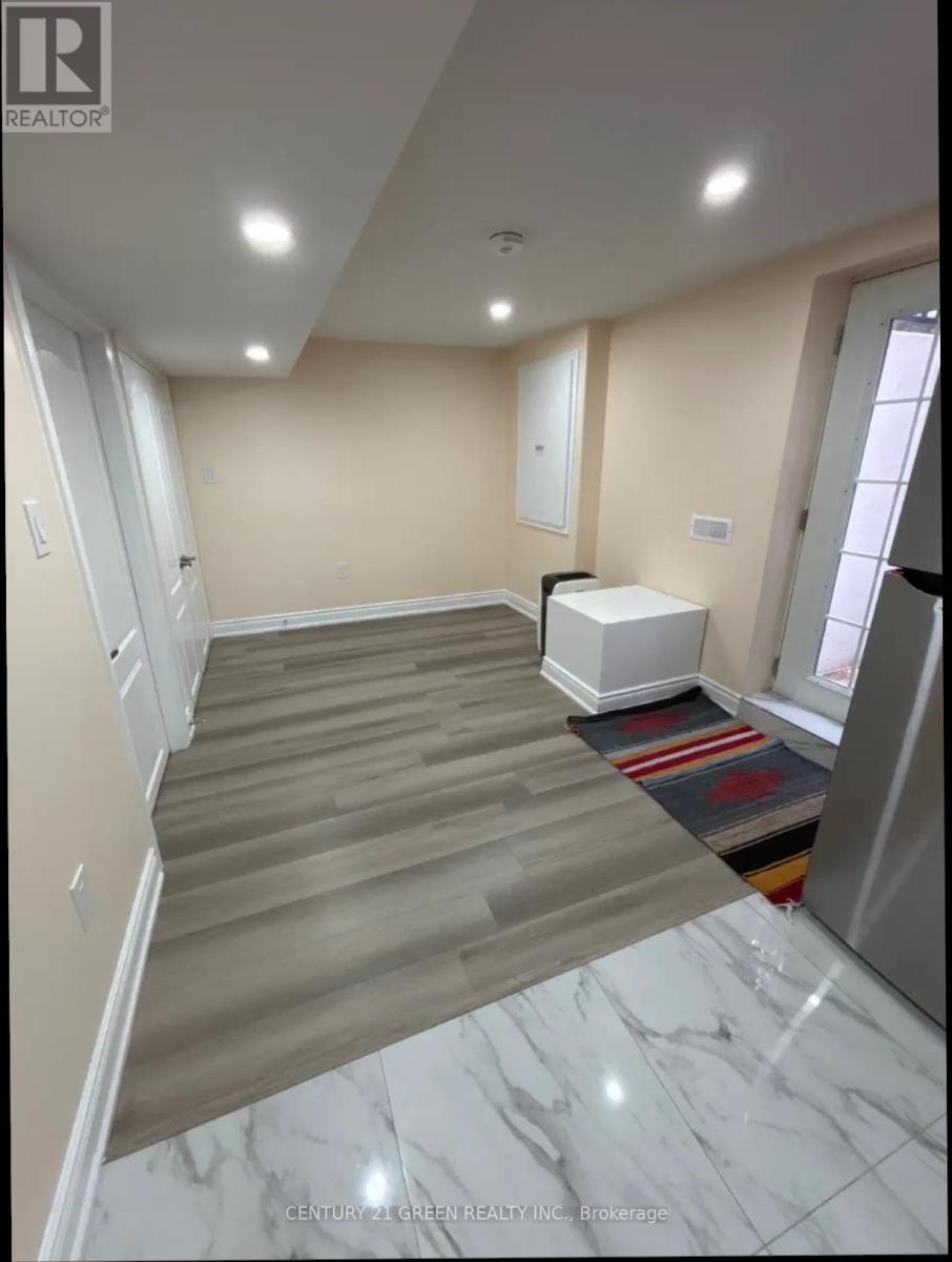 6335 Plowmans Drive, Mississauga, Ontario  L5N 3W1 - Photo 4 - W12544302