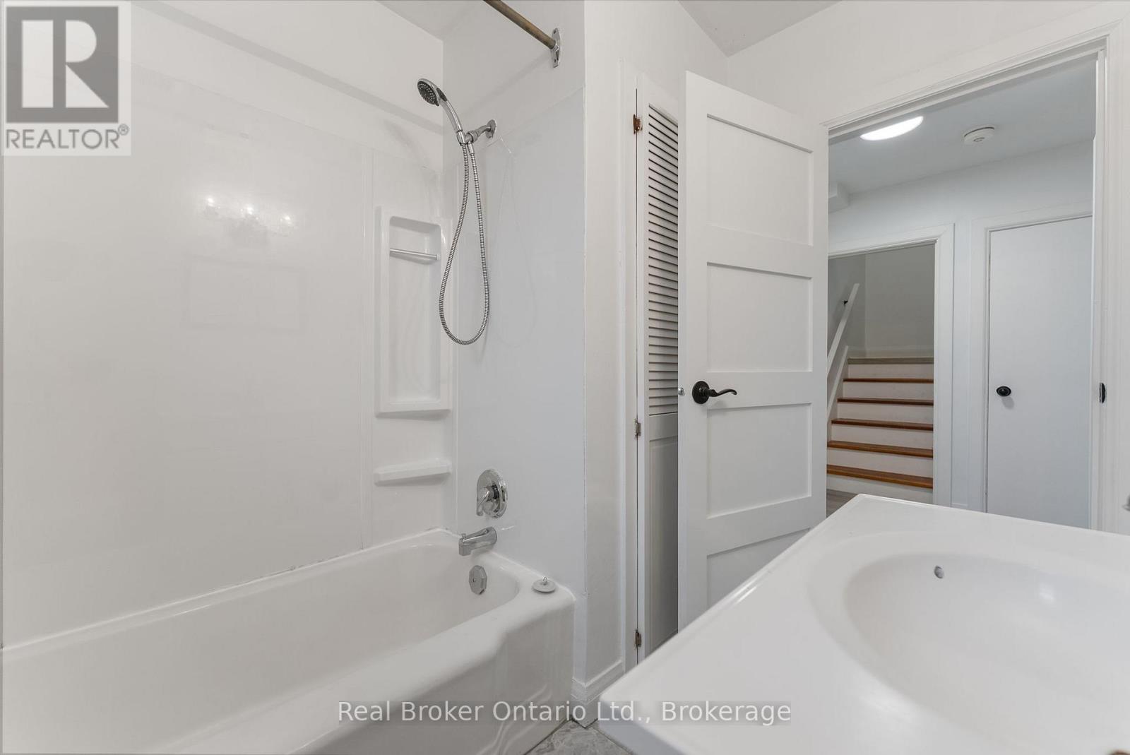 Main Floor - 326 East 19th Street, Hamilton, Ontario  L9A 4S8 - Photo 12 - X12544520