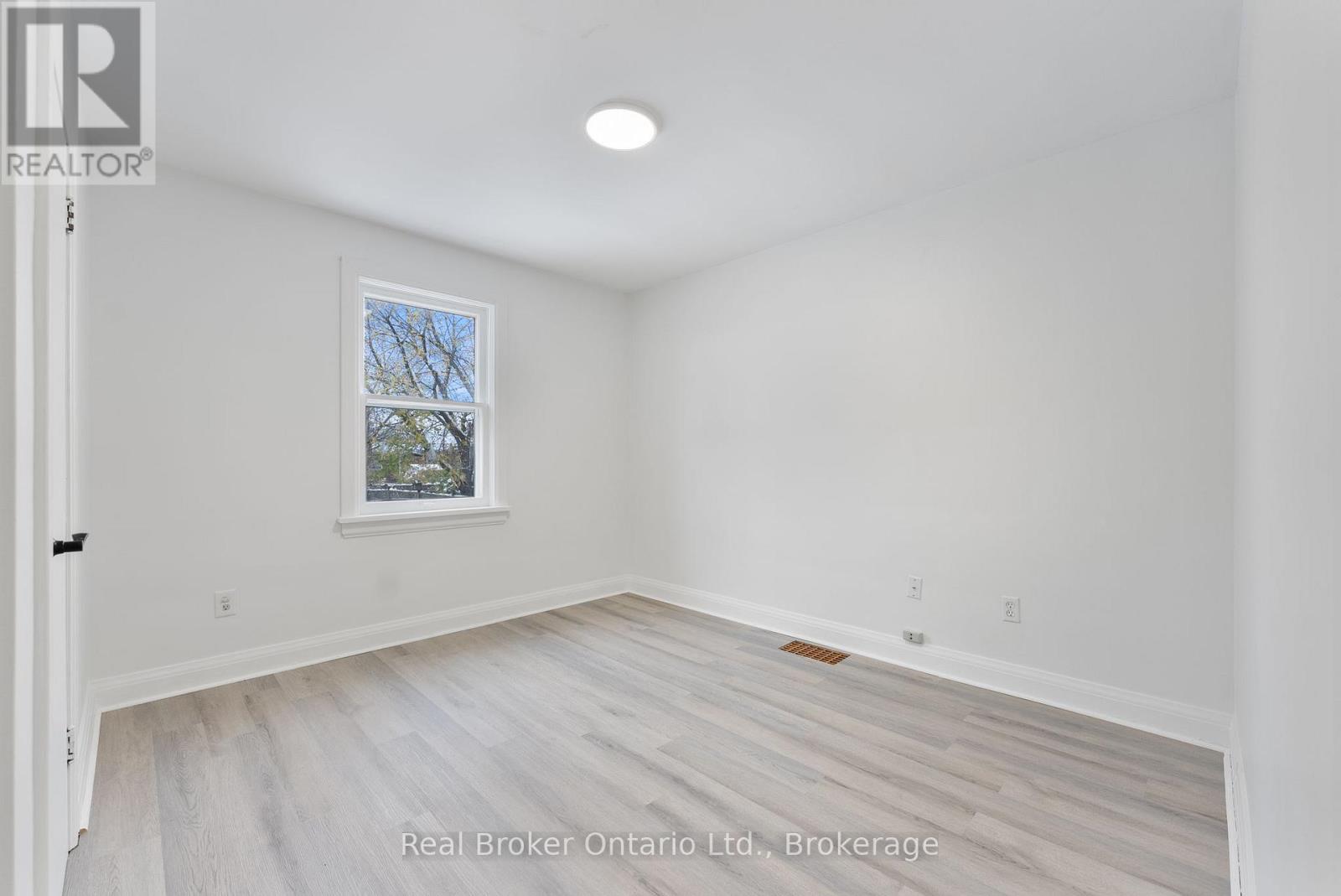 Main Floor - 326 East 19th Street, Hamilton, Ontario  L9A 4S8 - Photo 16 - X12544520