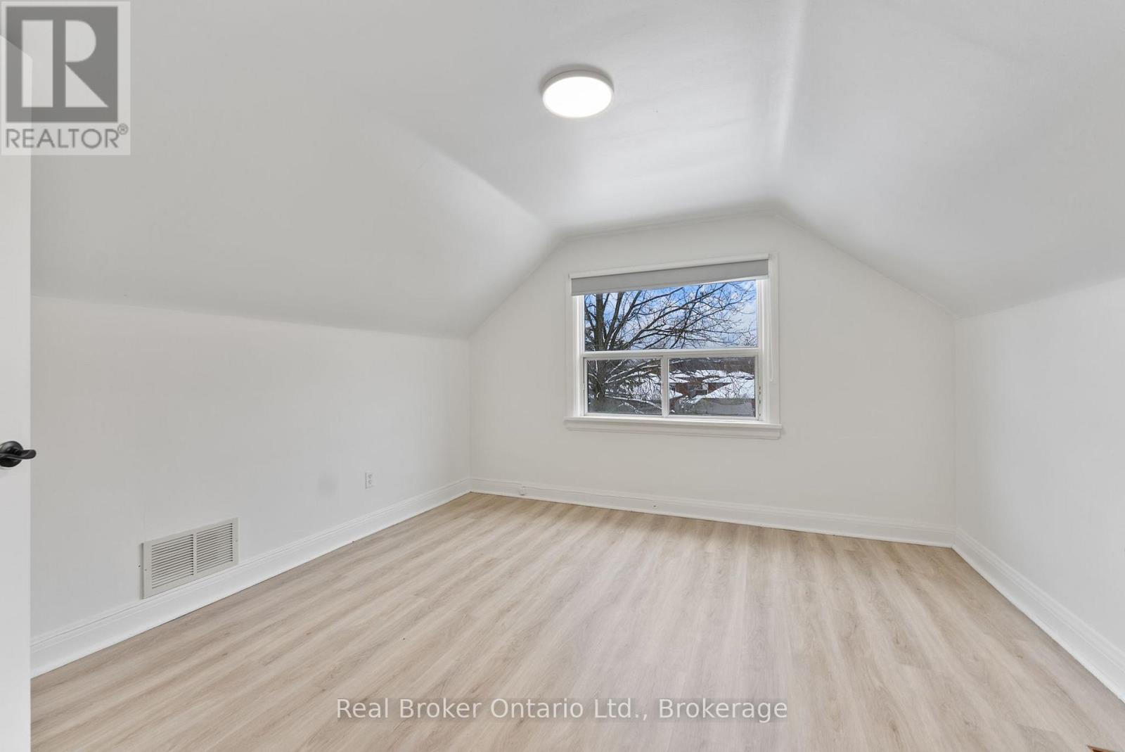 Main Floor - 326 East 19th Street, Hamilton, Ontario  L9A 4S8 - Photo 19 - X12544520