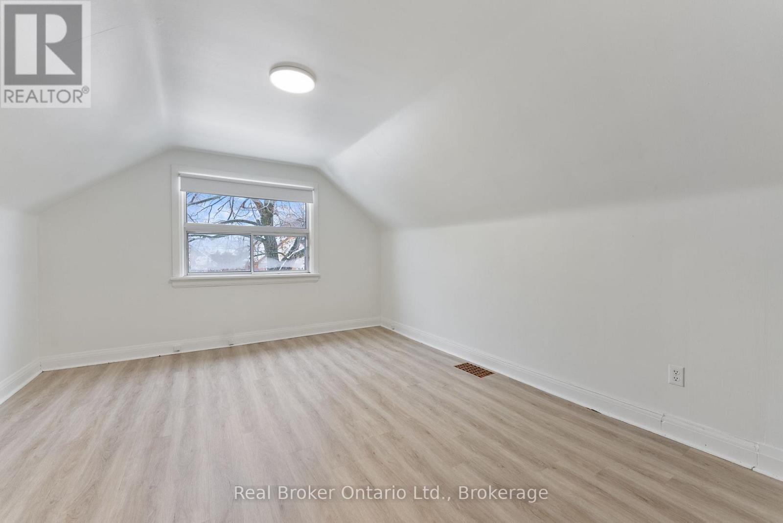 Main Floor - 326 East 19th Street, Hamilton, Ontario  L9A 4S8 - Photo 21 - X12544520