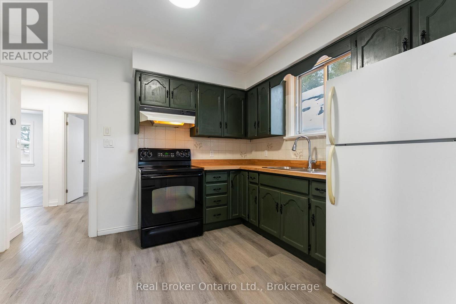 Main Floor - 326 East 19th Street, Hamilton, Ontario  L9A 4S8 - Photo 4 - X12544520