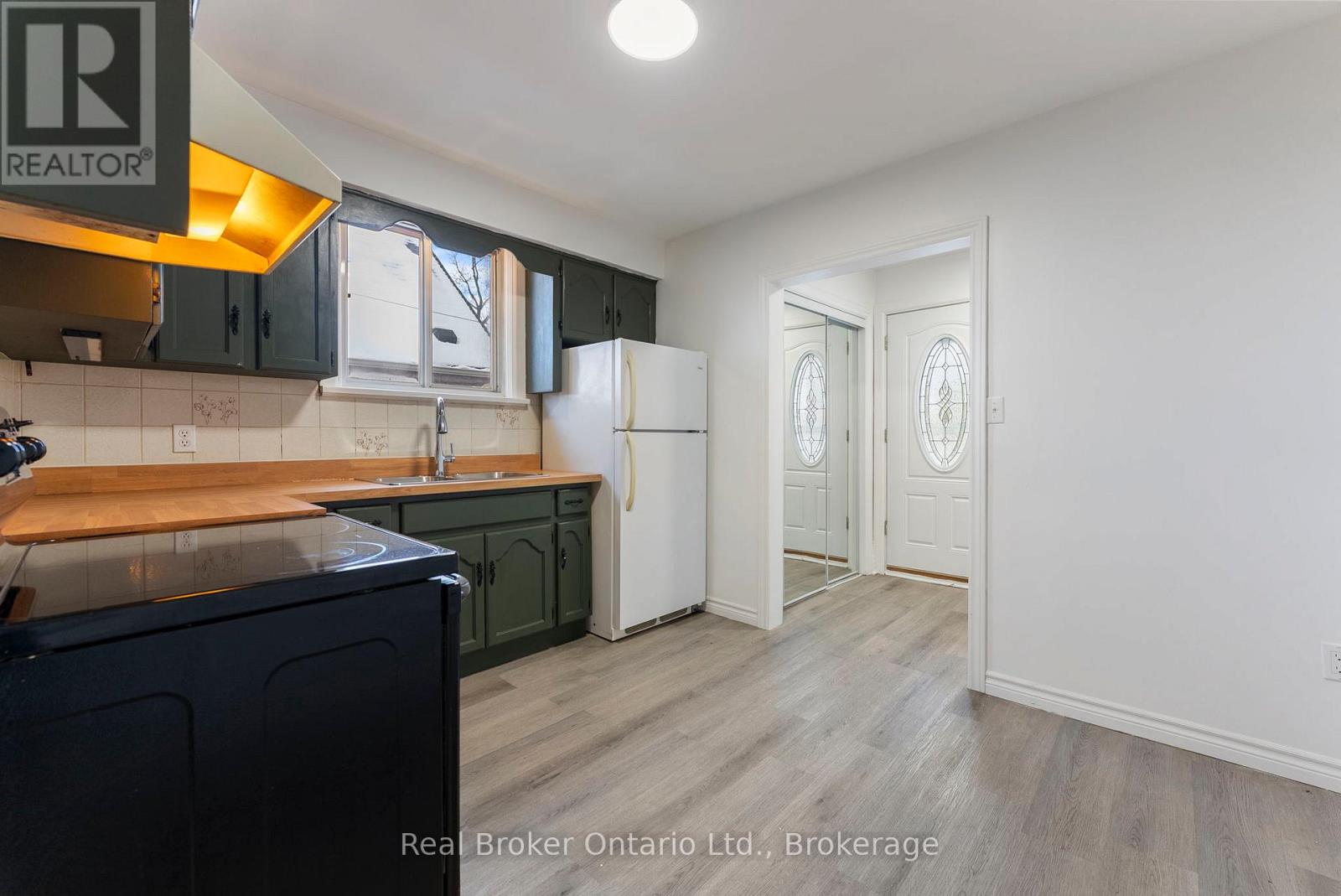 Main Floor - 326 East 19th Street, Hamilton, Ontario  L9A 4S8 - Photo 5 - X12544520