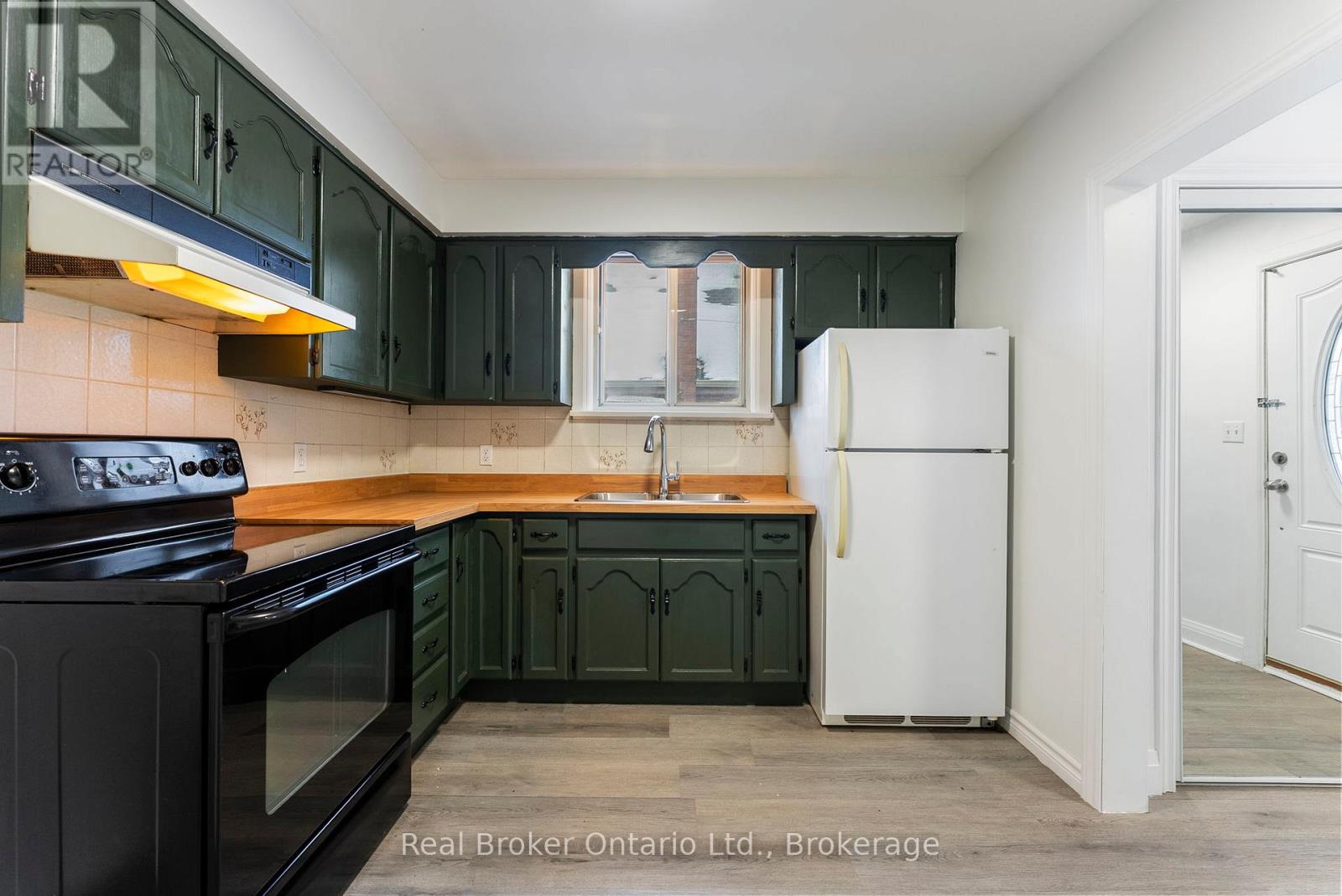 Main Floor - 326 East 19th Street, Hamilton, Ontario  L9A 4S8 - Photo 6 - X12544520