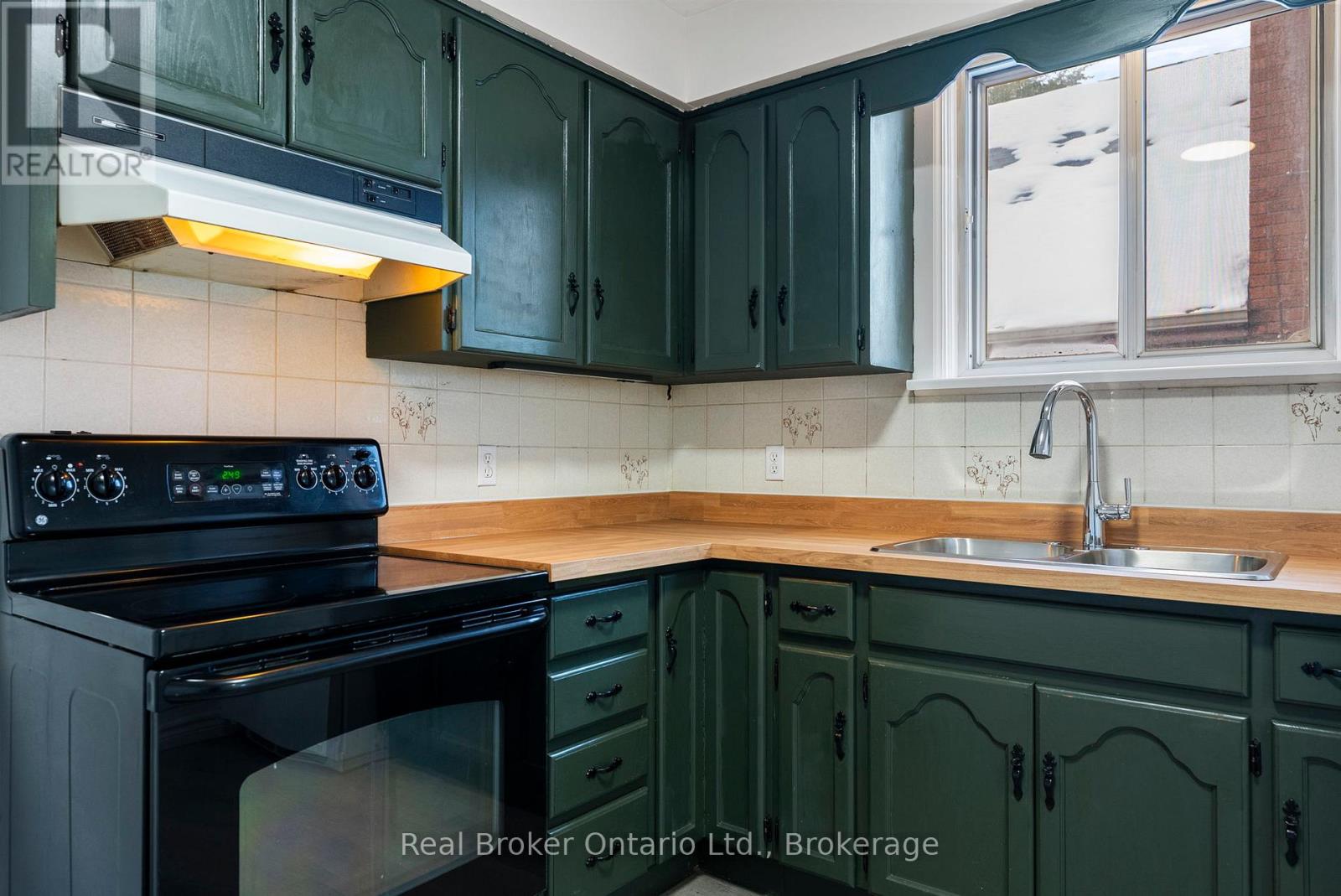 Main Floor - 326 East 19th Street, Hamilton, Ontario  L9A 4S8 - Photo 7 - X12544520