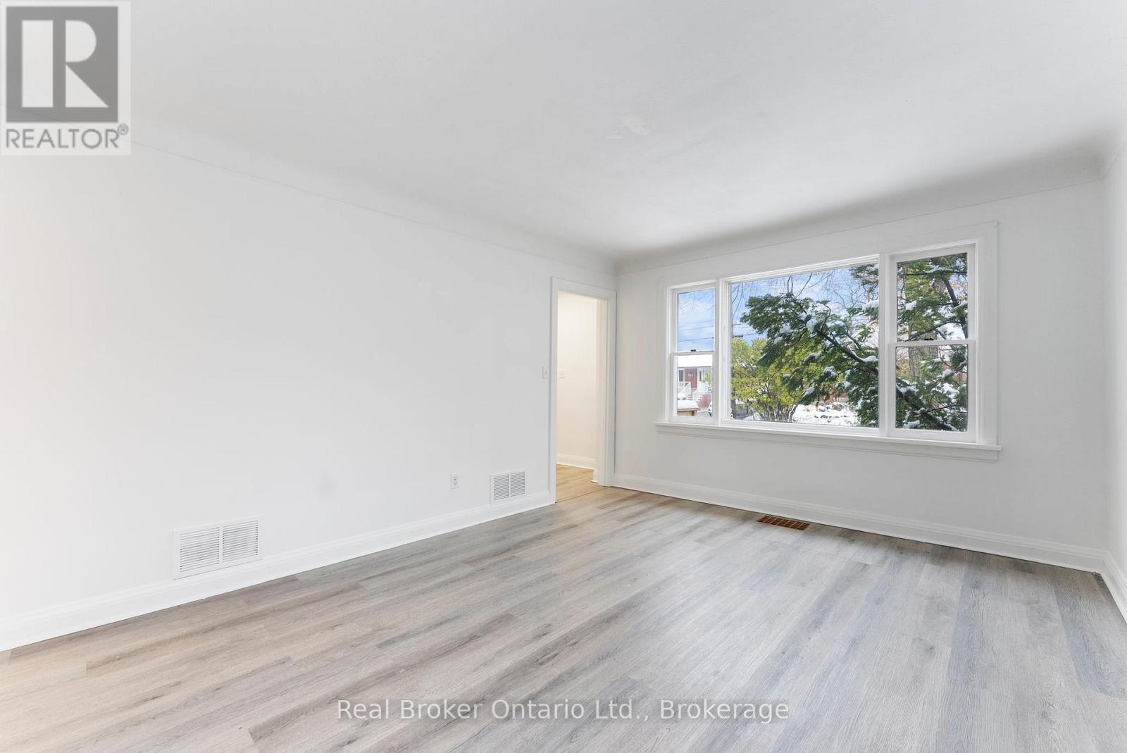 Main Floor - 326 East 19th Street, Hamilton, Ontario  L9A 4S8 - Photo 9 - X12544520