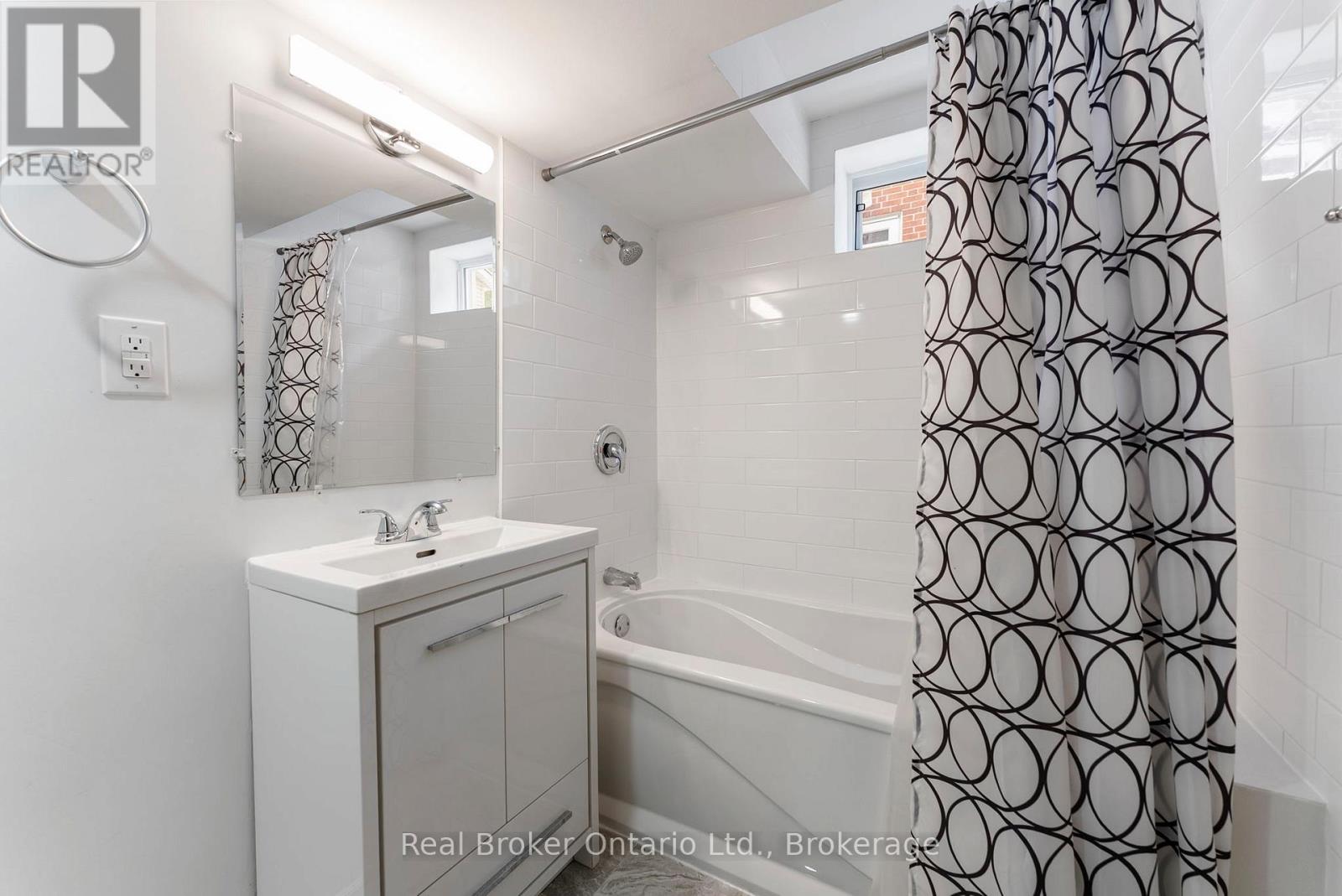 Lower Unit - 326 East 19th Street, Hamilton, Ontario  L9A 4S8 - Photo 11 - X12544526