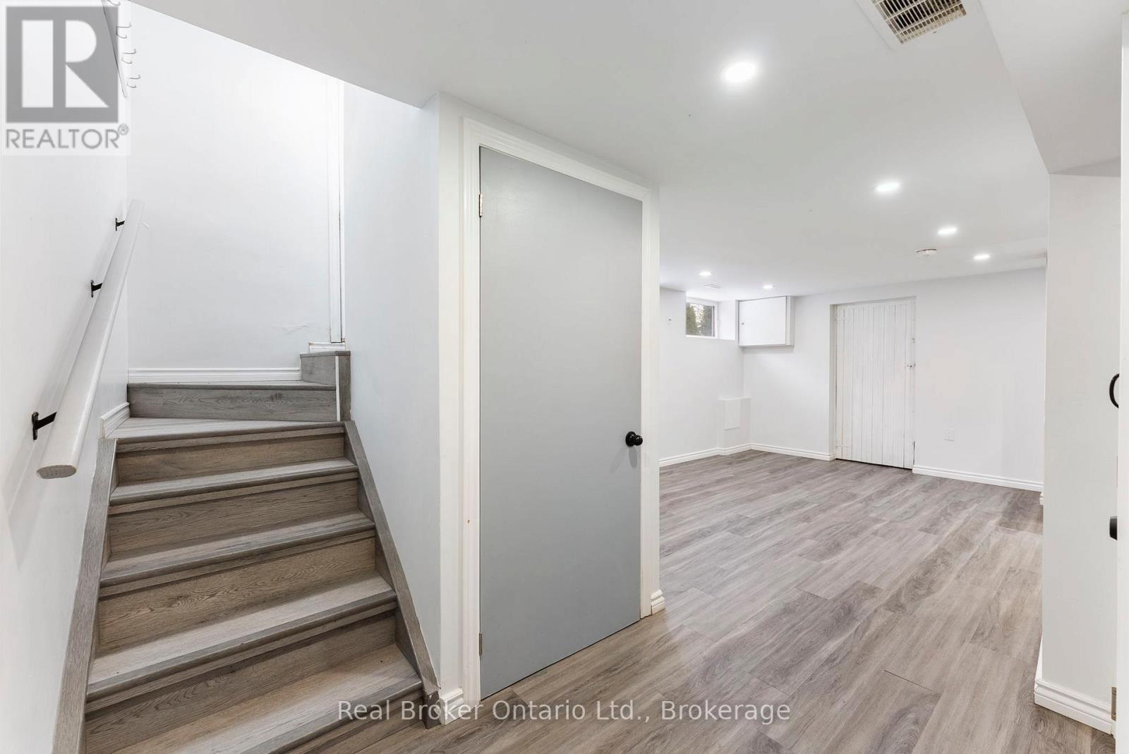 Lower Unit - 326 East 19th Street, Hamilton, Ontario  L9A 4S8 - Photo 3 - X12544526