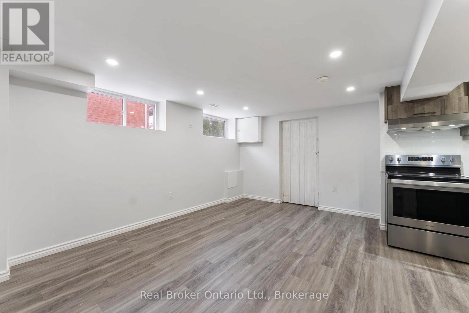 Lower Unit - 326 East 19th Street, Hamilton, Ontario  L9A 4S8 - Photo 4 - X12544526