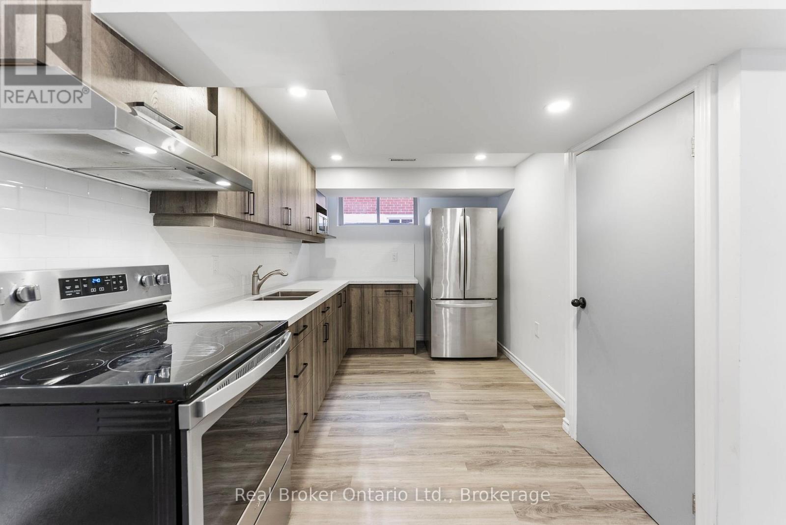 Lower Unit - 326 East 19th Street, Hamilton, Ontario  L9A 4S8 - Photo 6 - X12544526