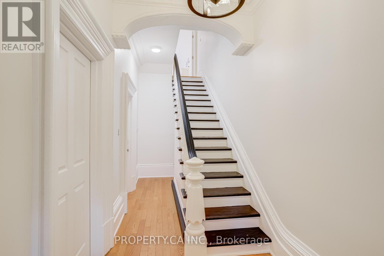 Upper - 21 D'arcy Street, Toronto, Ontario  M5T 1J8 - Photo 2 - C12544388