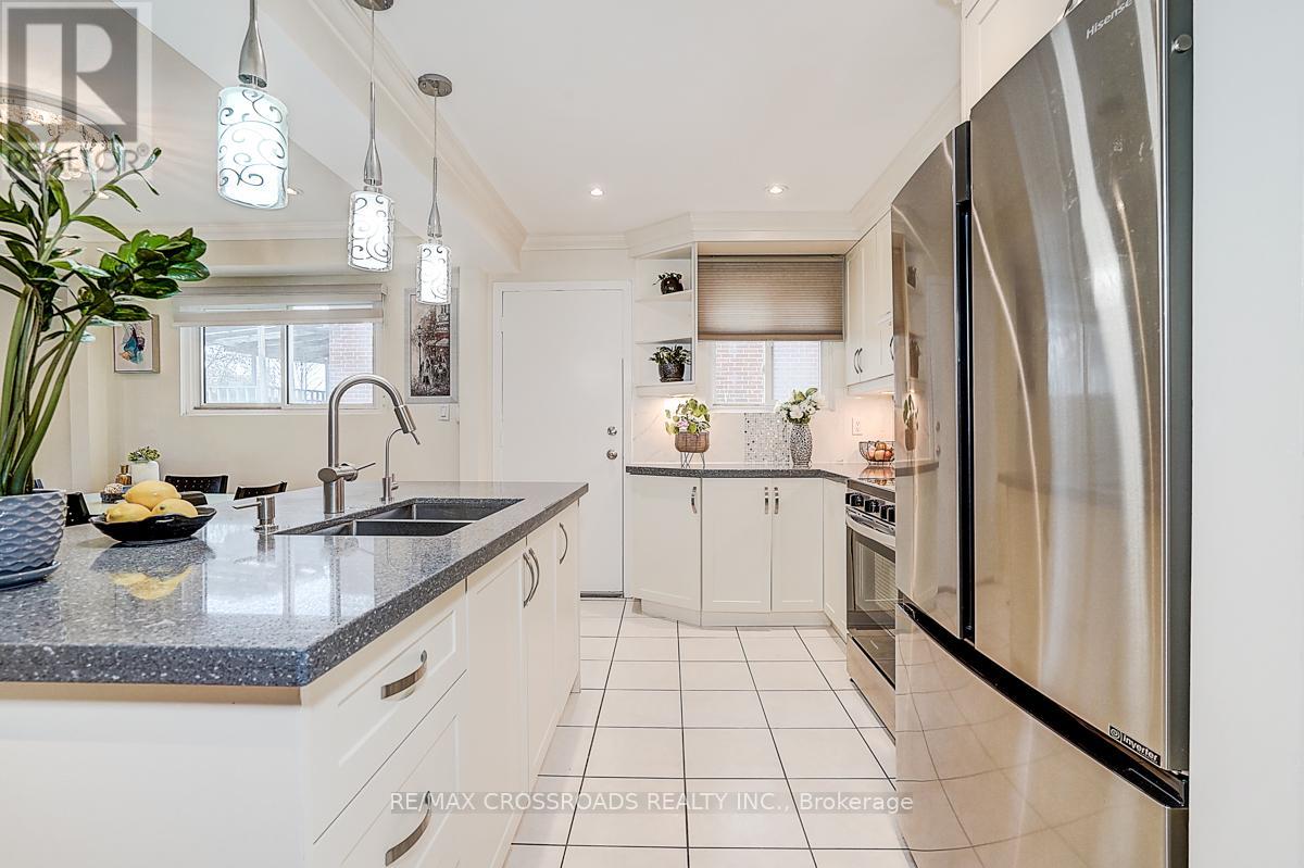 27 Sunburst Square, Toronto, Ontario  M1B 1R3 - Photo 11 - E12544442