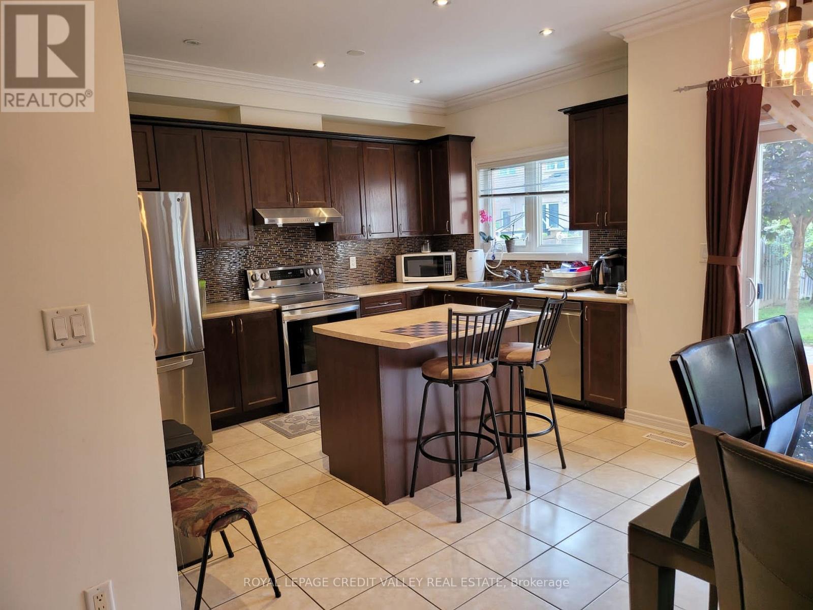 38 Brahm Court, Vaughan, Ontario L4H 0V3 - Photo 4 - N12544318