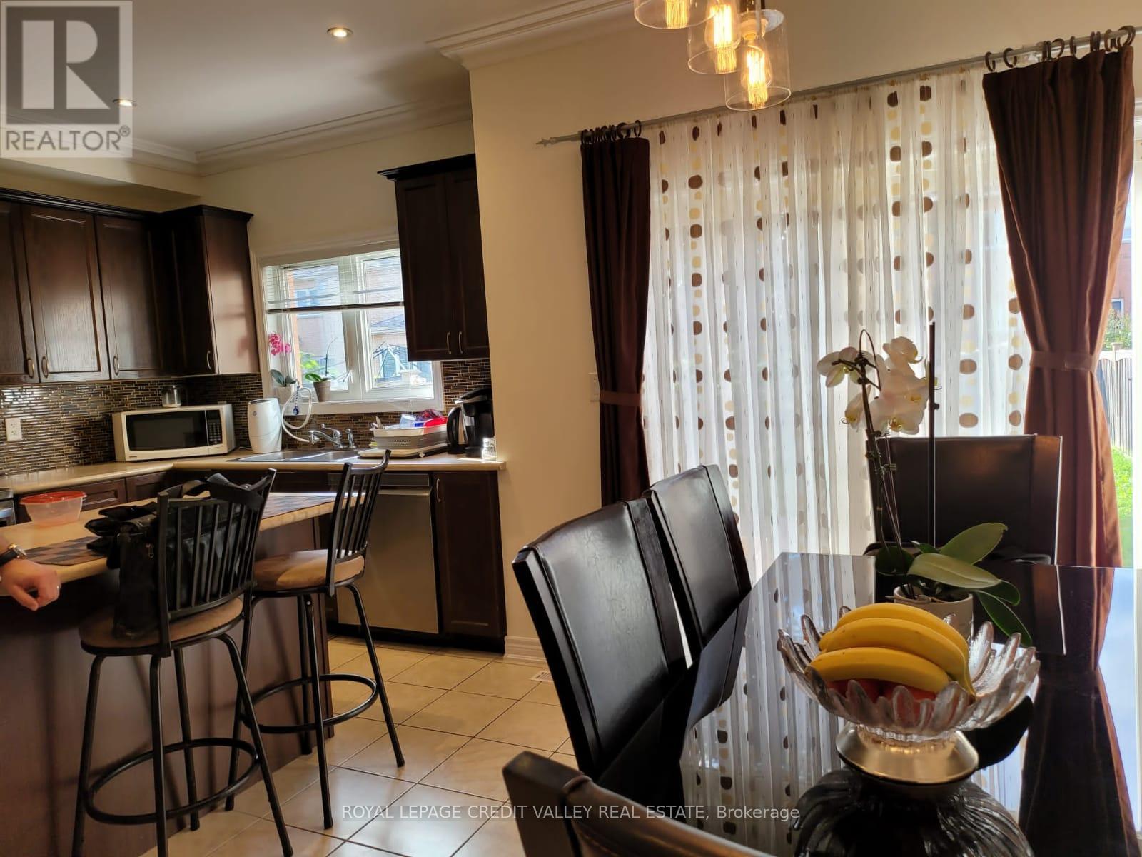 38 Brahm Court, Vaughan, Ontario L4H 0V3 - Photo 5 - N12544318