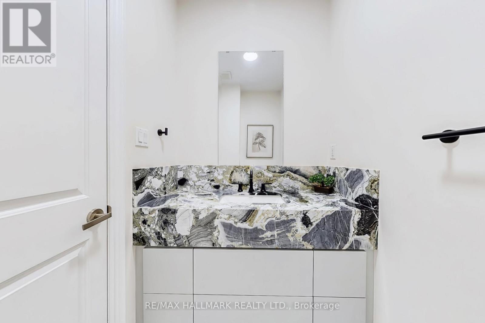 1009 Langford Boulevard, Bradford West Gwillimbury, Ontario L3Z 4K9 - Photo 16 - N12544340