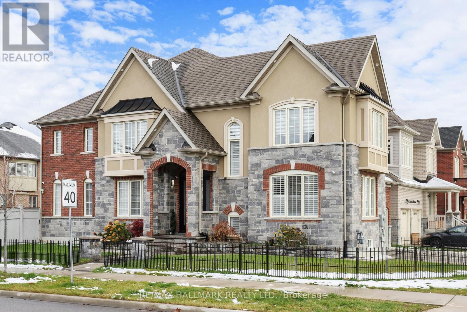 1009 Langford Boulevard, Bradford West Gwillimbury, Ontario L3Z 4K9 - Photo 2 - N12544340