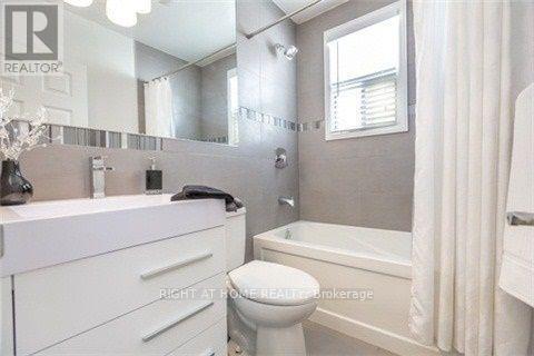 Upper - 326 Taylor Mills Drive N, Richmond Hill, Ontario  L4C 2T9 - Photo 2 - N12544580