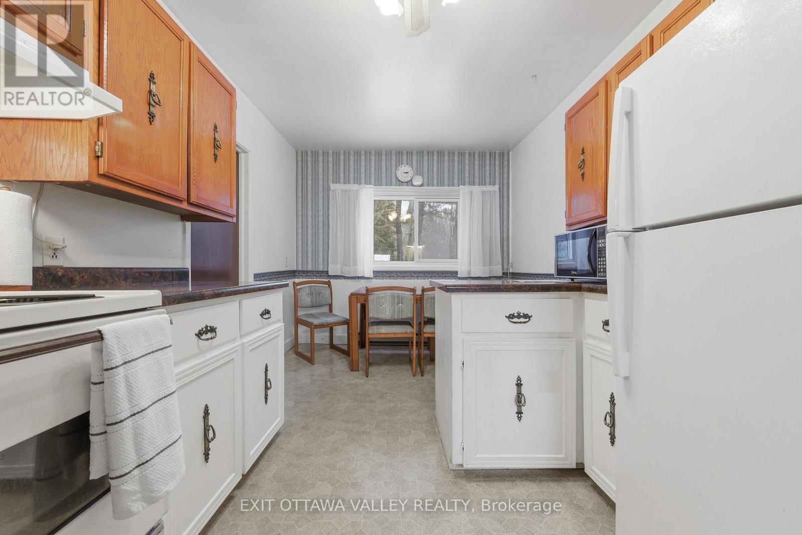 6 Ottawa Street, Laurentian Hills, Ontario K0J 1P0 - Photo 16 - X12544608