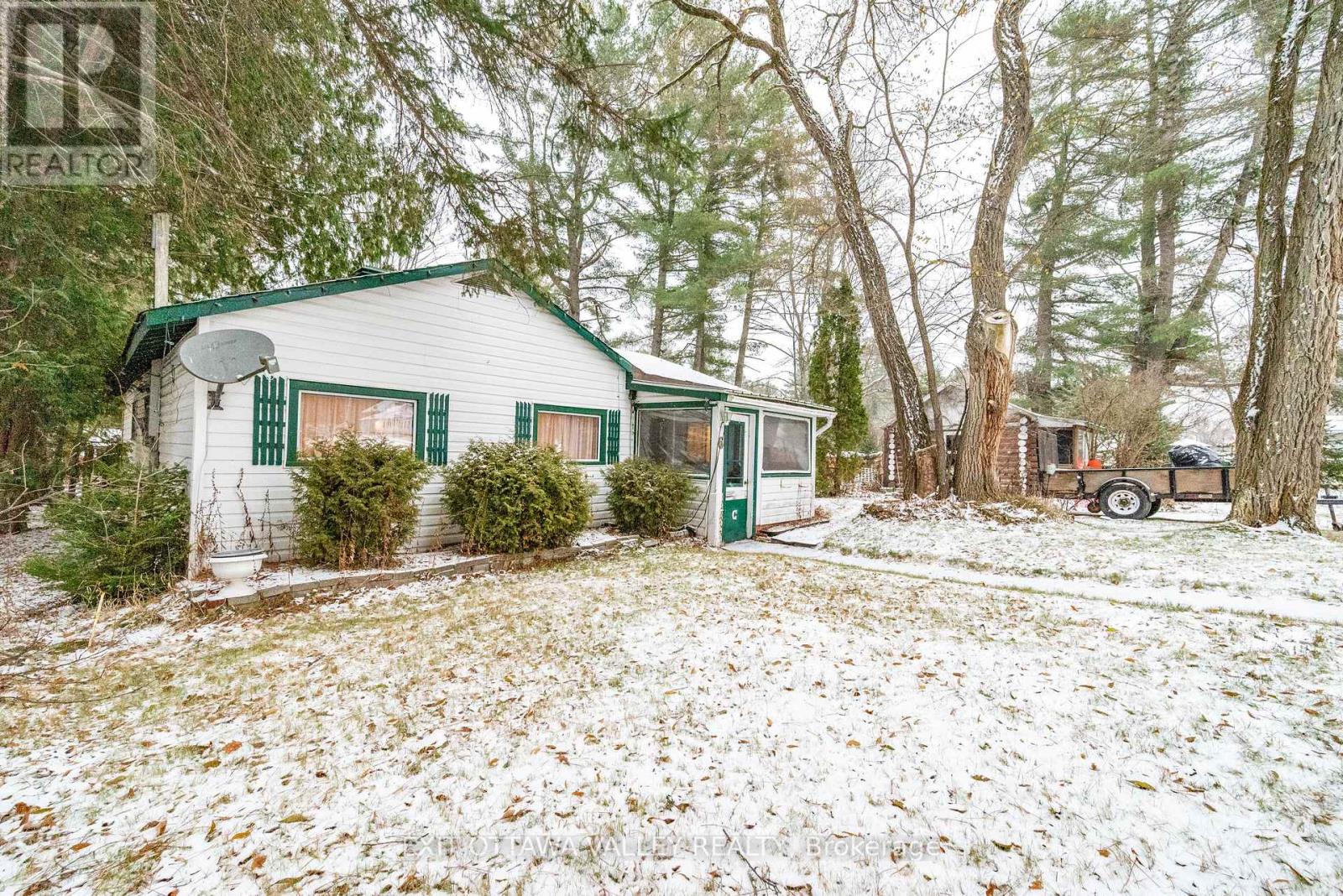 6 Ottawa Street, Laurentian Hills, Ontario K0J 1P0 - Photo 2 - X12544608