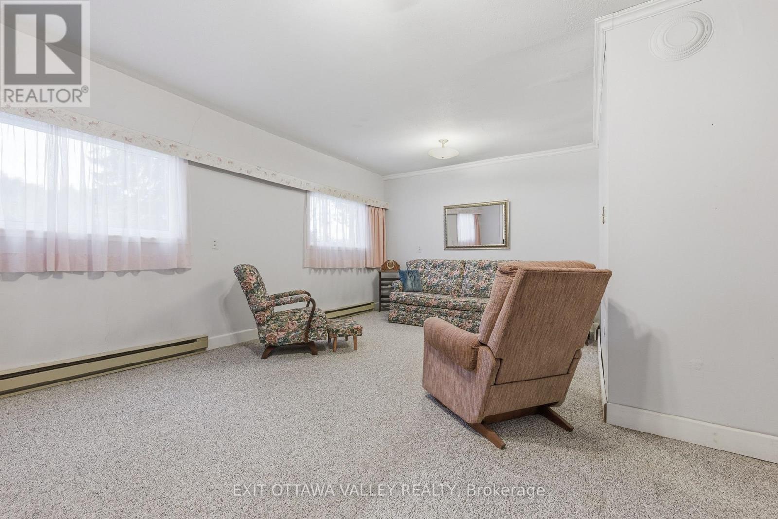 6 Ottawa Street, Laurentian Hills, Ontario K0J 1P0 - Photo 4 - X12544608