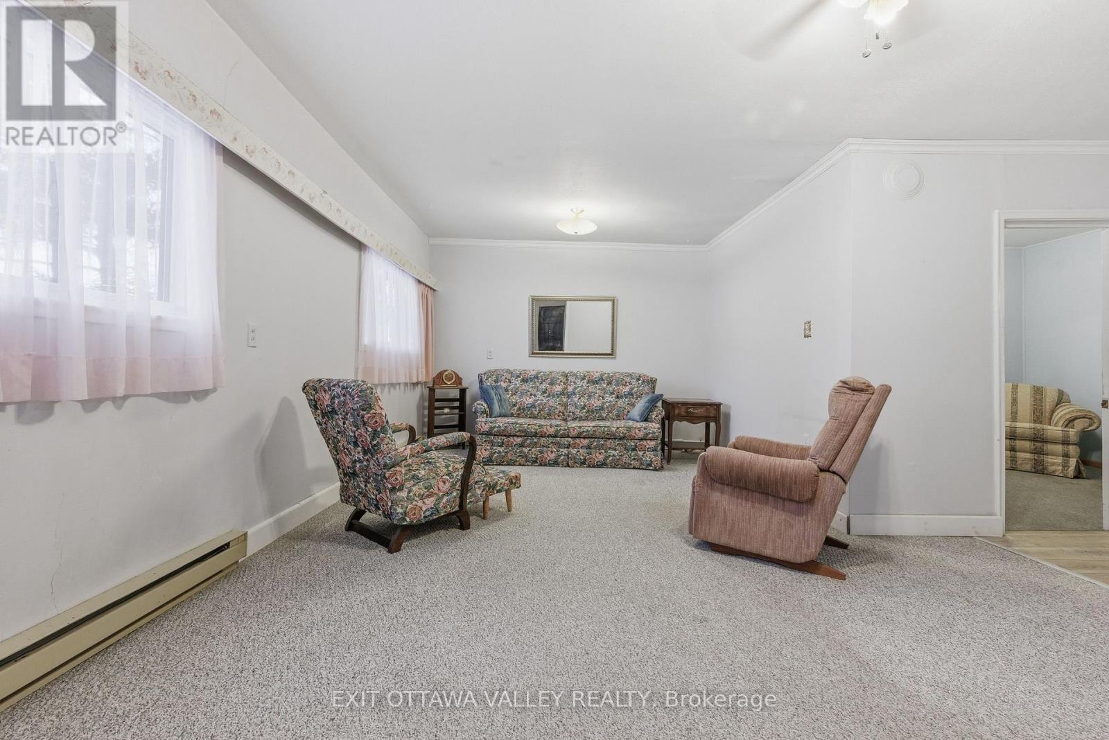 6 Ottawa Street, Laurentian Hills, Ontario K0J 1P0 - Photo 5 - X12544608