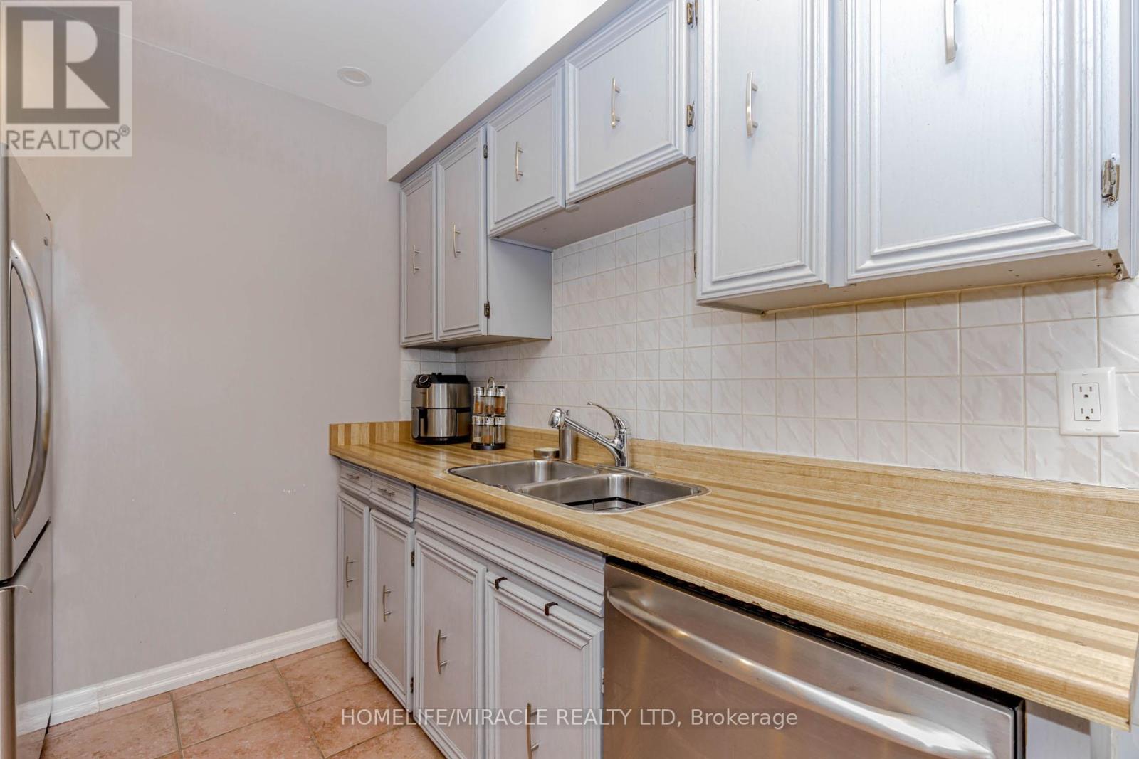 32 Langston Drive, Brampton, Ontario  L6V 3W7 - Photo 13 - W12544316