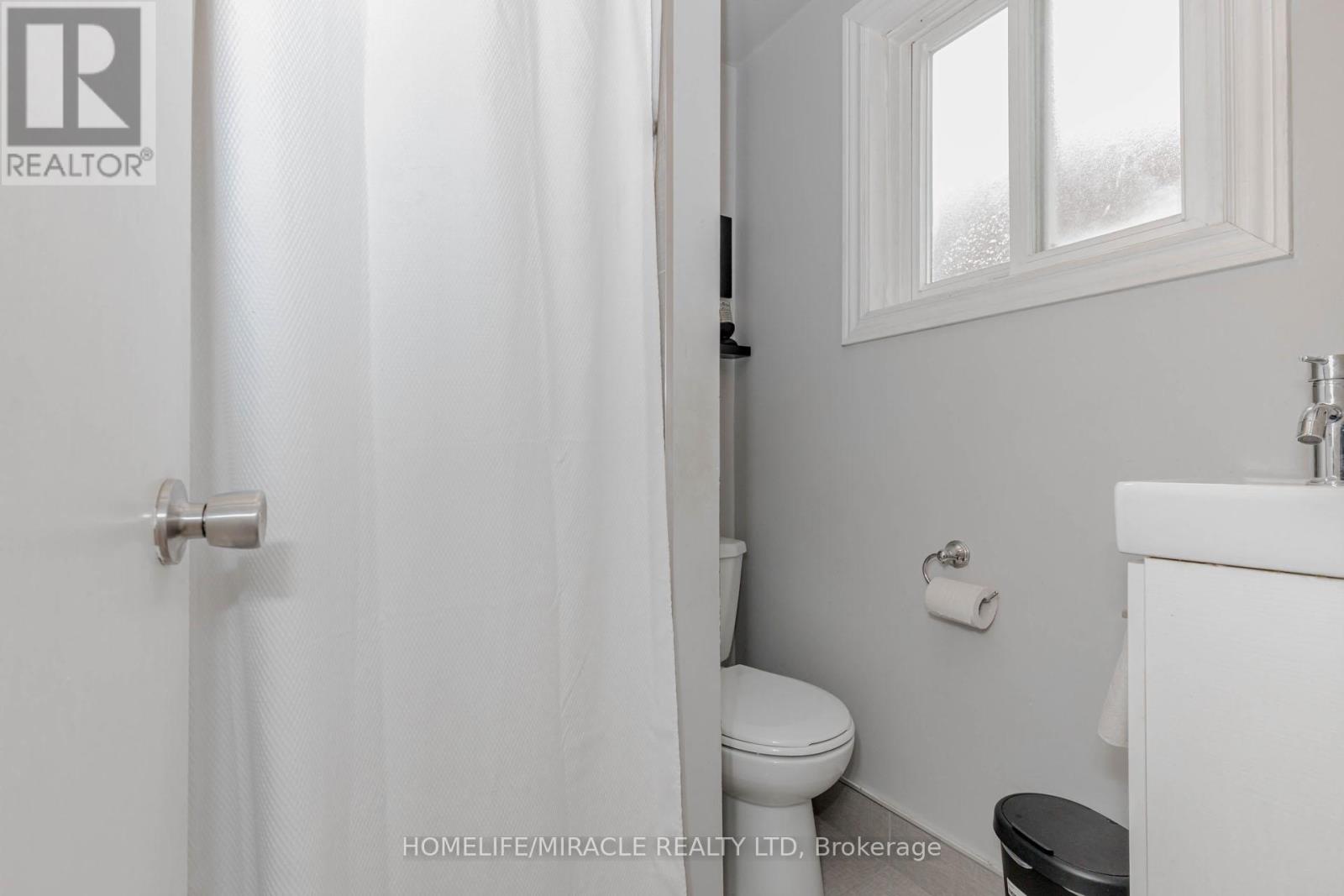 32 Langston Drive, Brampton, Ontario  L6V 3W7 - Photo 18 - W12544316