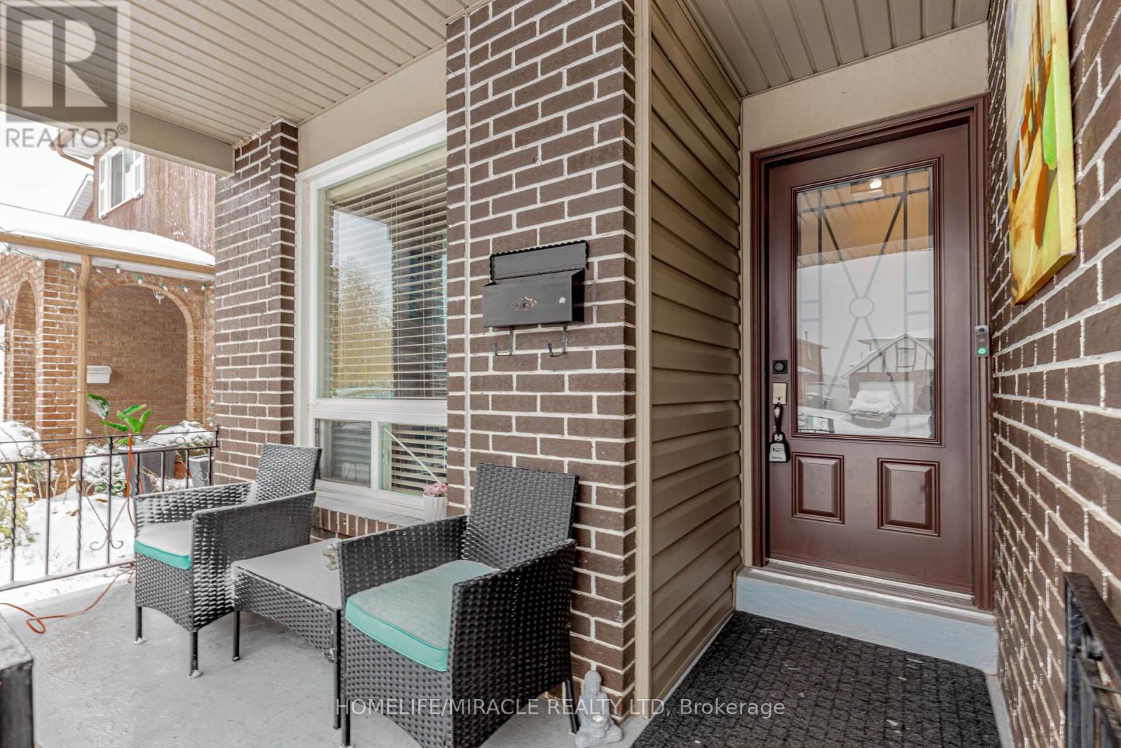 32 Langston Drive, Brampton, Ontario  L6V 3W7 - Photo 8 - W12544316