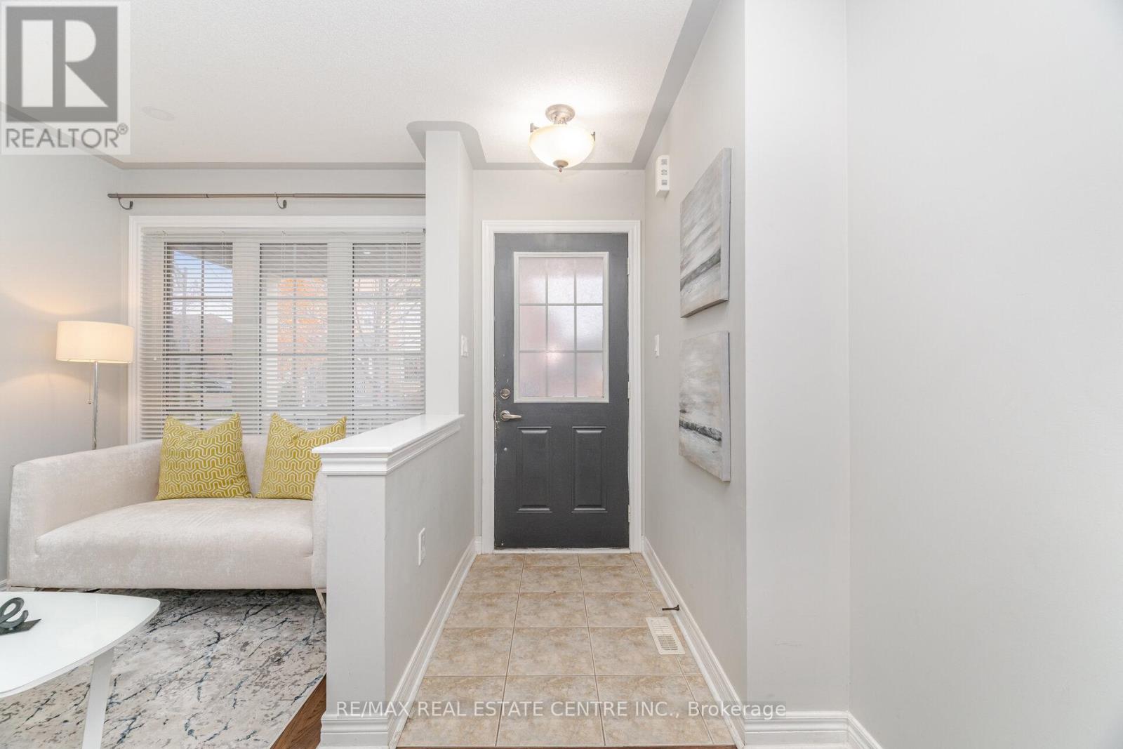 236 Giddings Crescent, Milton, Ontario  L9T 7A7 - Photo 4 - W12544392