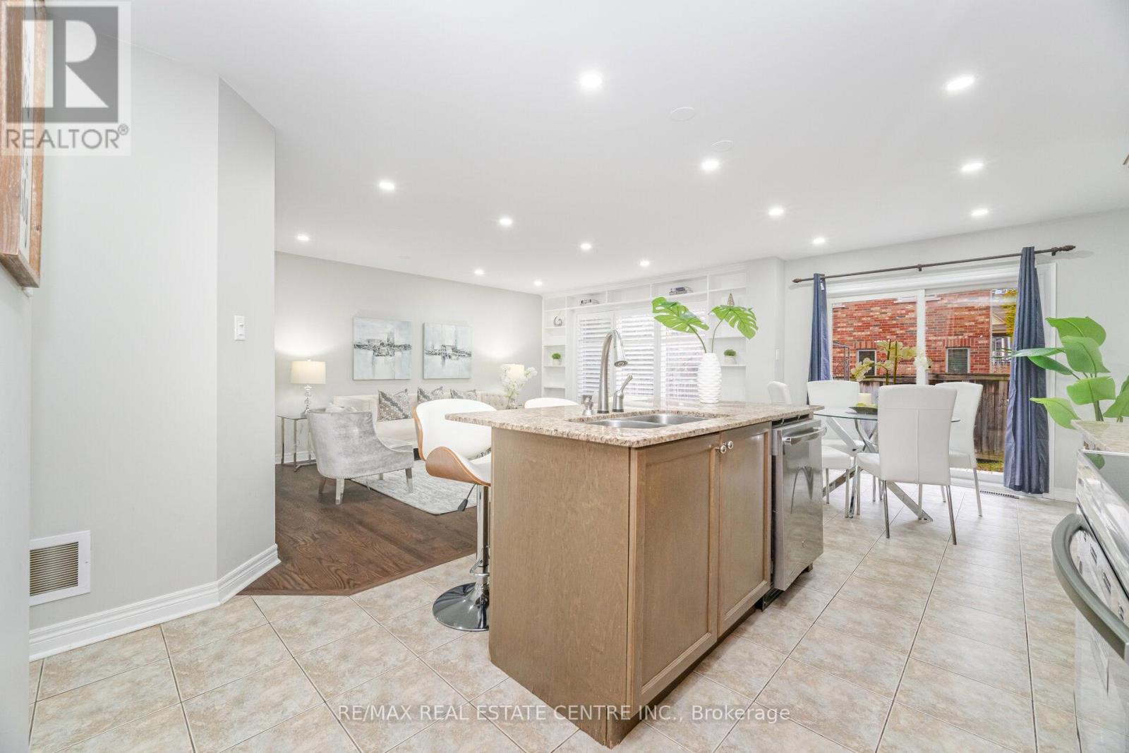 236 Giddings Crescent, Milton, Ontario  L9T 7A7 - Photo 9 - W12544392