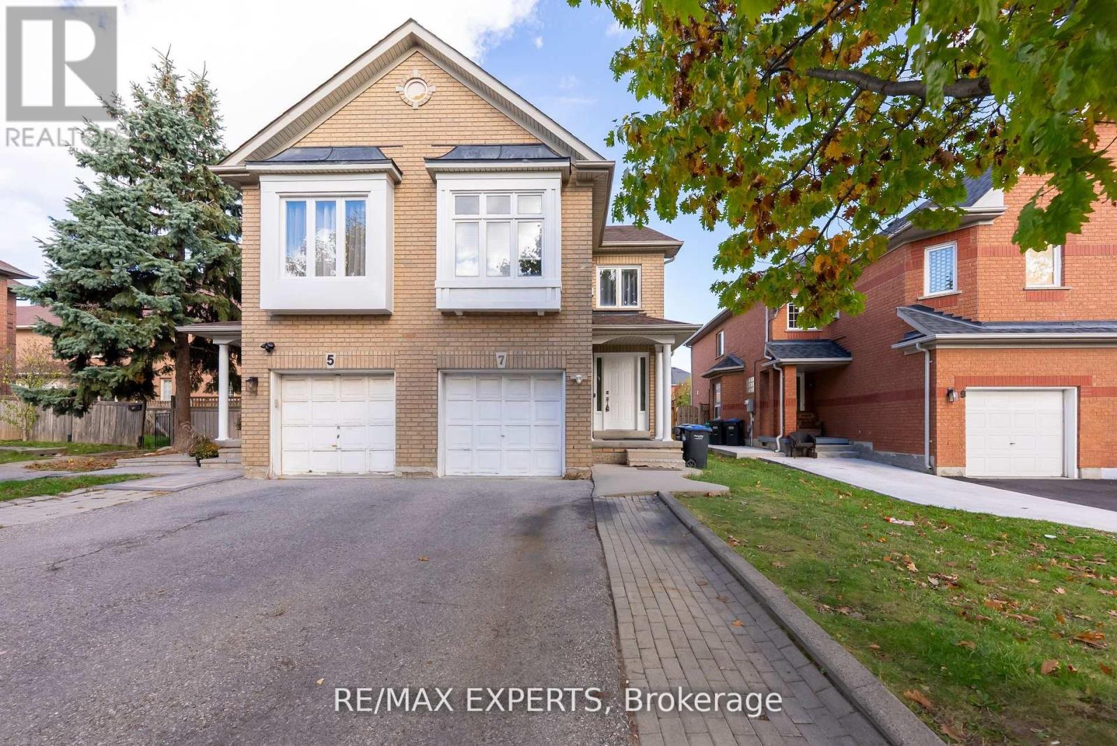 7 Yellow Brick Road, Brampton, Ontario  L6V 4K7 - Photo 2 - W12544480