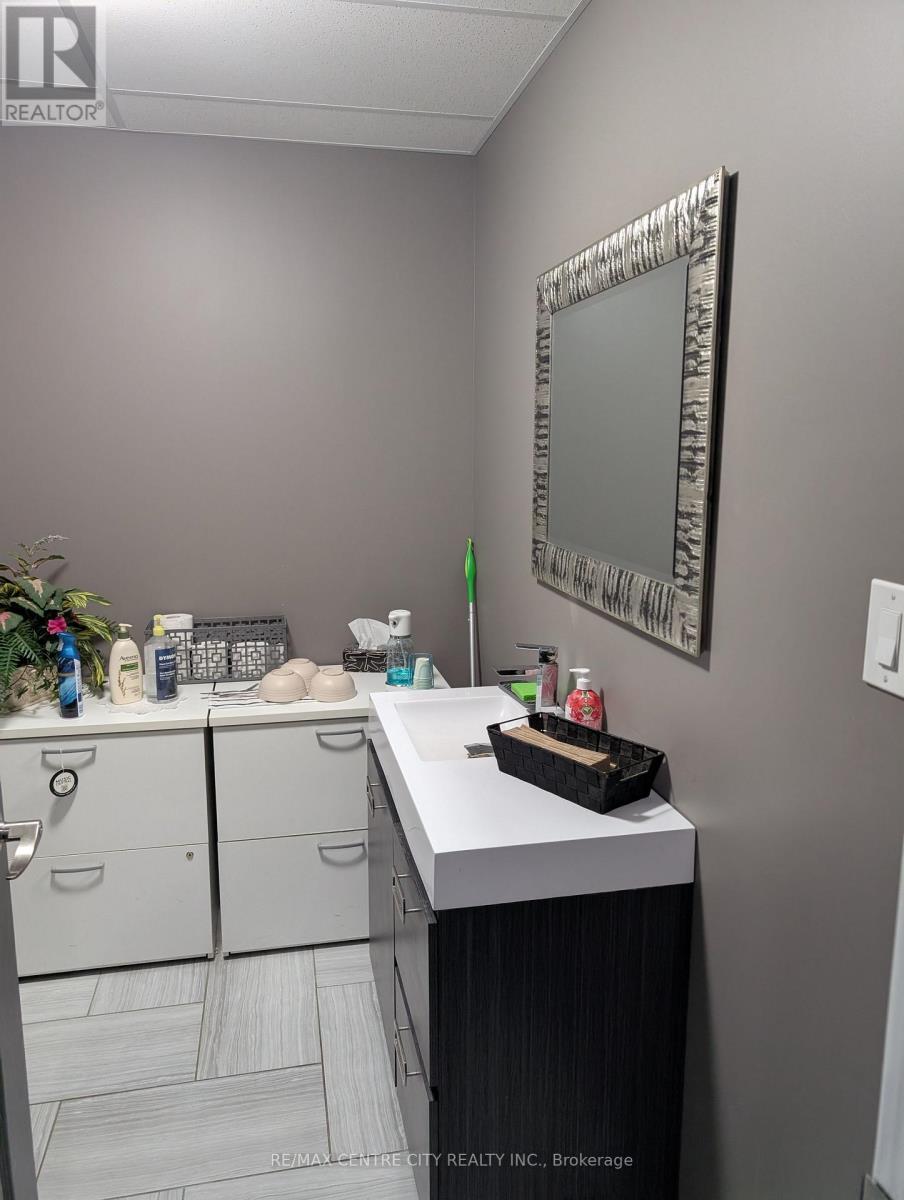 240 - 339 Wellington Road, London South, Ontario  N6C 5Z9 - Photo 12 - X12543482