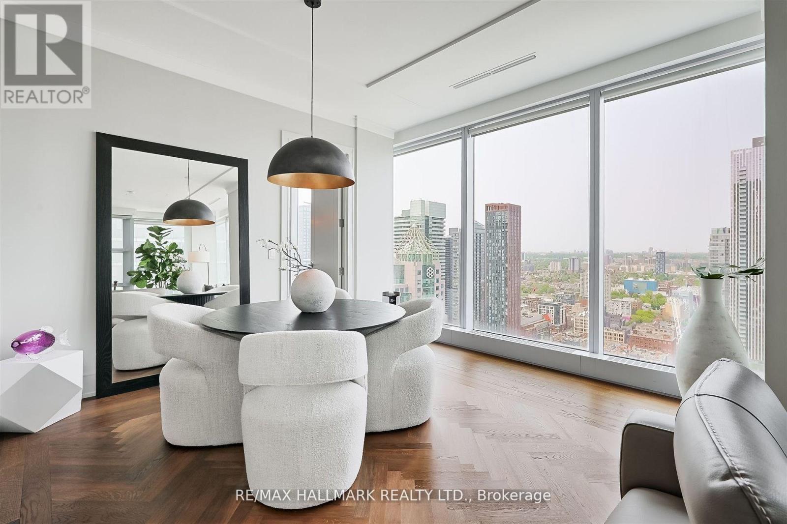 3303 - 183 Wellington Street W, Toronto, Ontario  M5V 0A1 - Photo 2 - C12544614