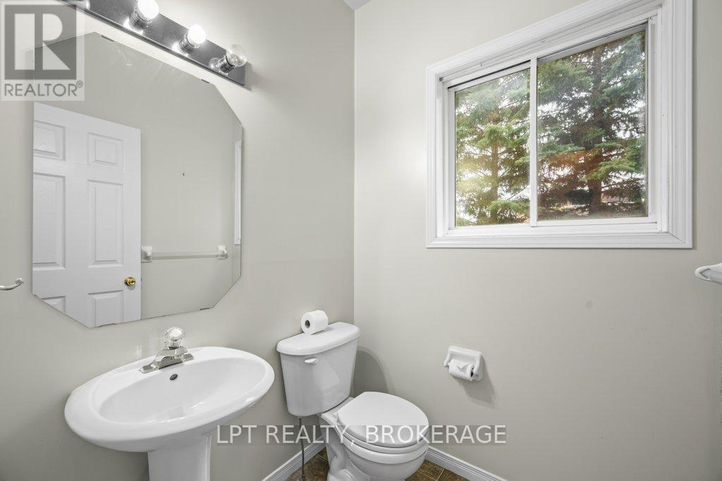 99 Dalgleish Avenue, Kingston, Ontario K7K 7E3 - Photo 9 - X12544716