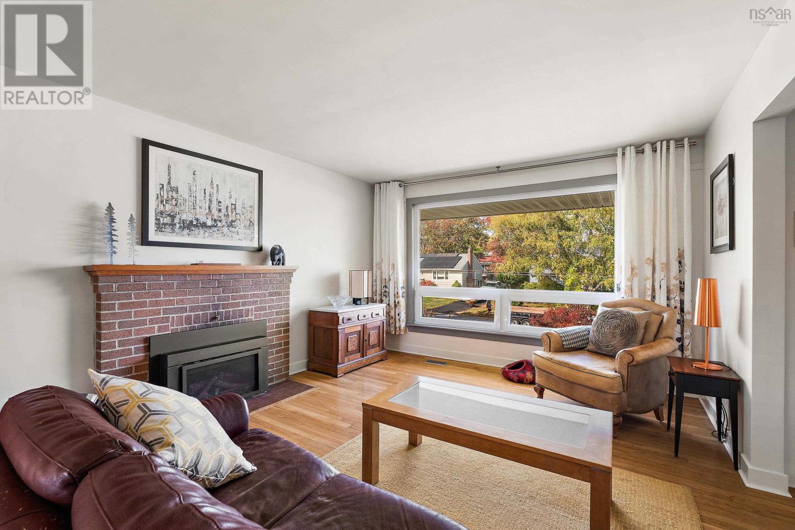 Property at 24 Canary Crescent image 4