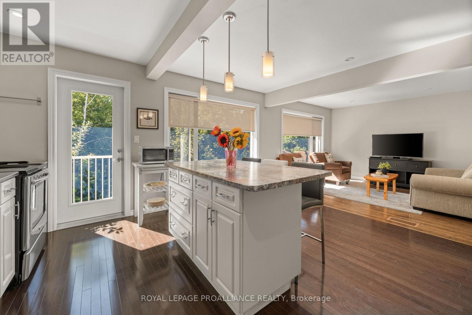 B - 134 Dufferin Avenue, Belleville, Ontario K8N 3X1 - Photo 2 - X12544836