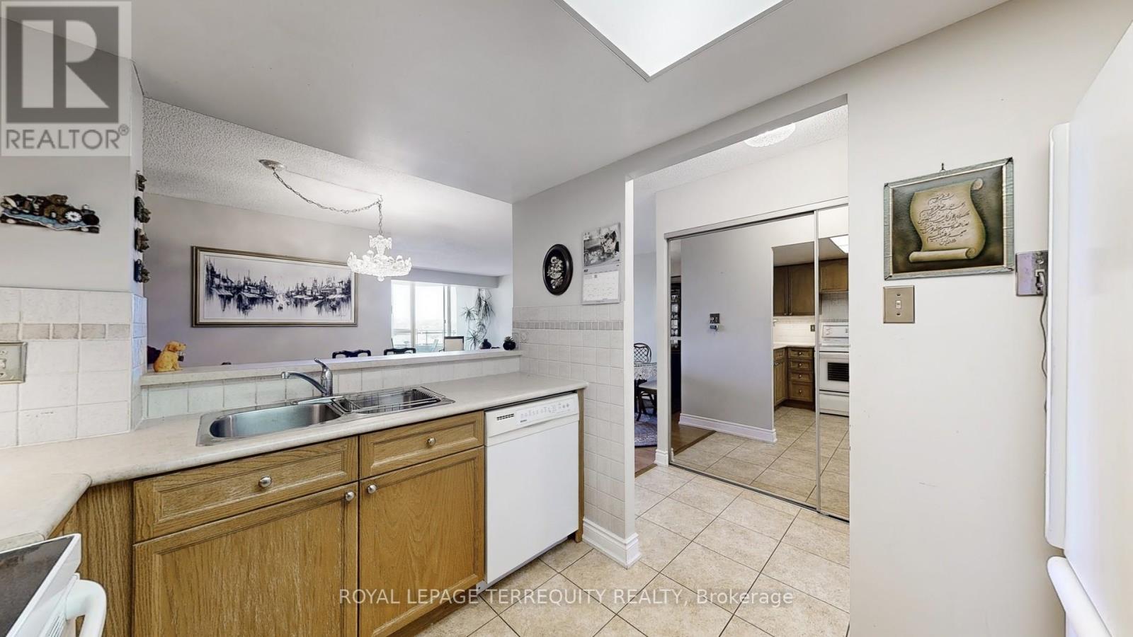 917 - 32 Clarissa Drive, Richmond Hill, Ontario  L4C 9R7 - Photo 10 - N12544596