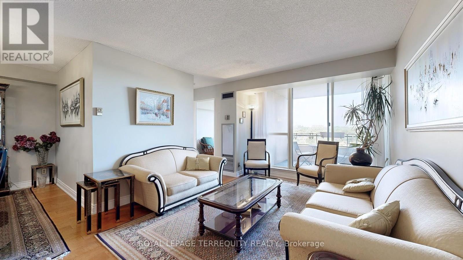 917 - 32 Clarissa Drive, Richmond Hill, Ontario  L4C 9R7 - Photo 2 - N12544596