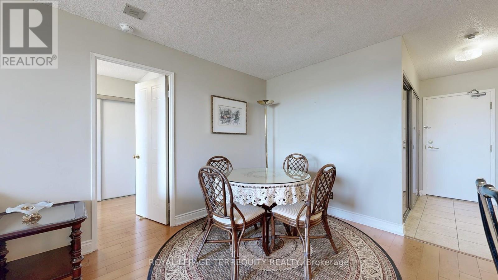 917 - 32 Clarissa Drive, Richmond Hill, Ontario  L4C 9R7 - Photo 4 - N12544596