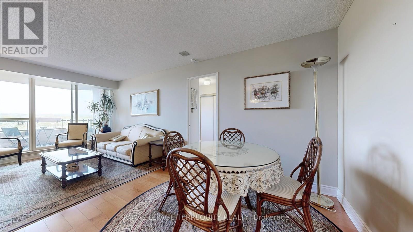 917 - 32 Clarissa Drive, Richmond Hill, Ontario  L4C 9R7 - Photo 5 - N12544596